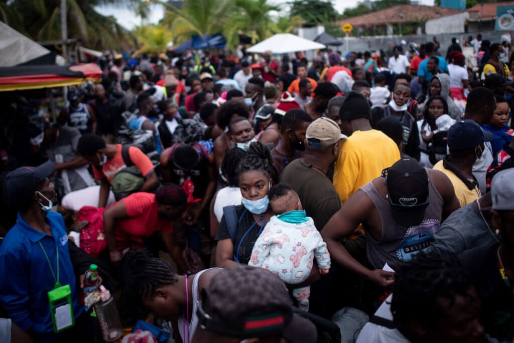 En julio de 2021 Necoclí, un pueblo turístico de 70.000 habitantes, situado en el occidente de la costa Caribe colombiana, volvió a ser noticia. Miles de migrantes esperaban ansiosos poder subirse a un bote para cruzar el golfo de Urabá y seguir hacia la frontera con Panamá./ Pedro Anza- Cuartoscuro.com