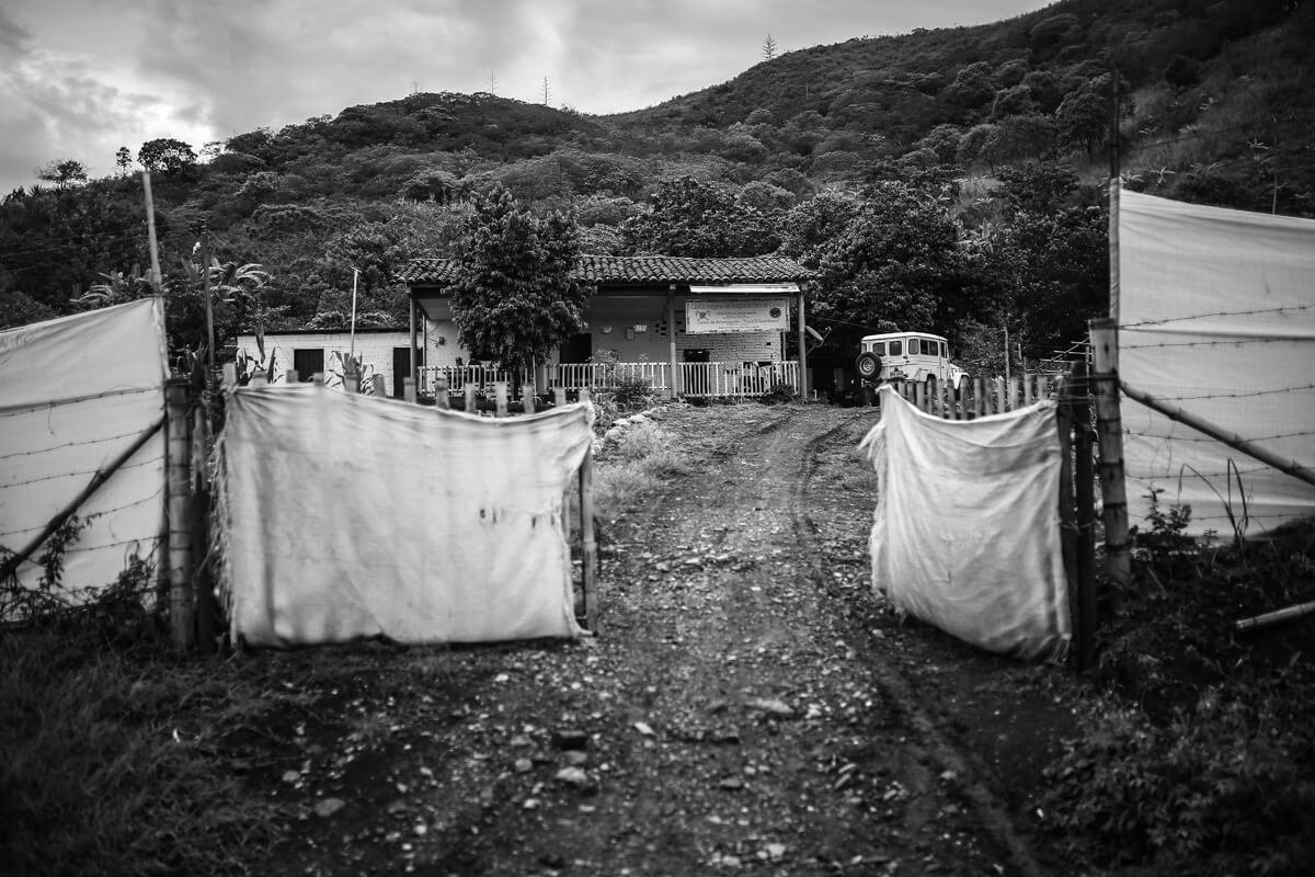 En medio del monte, cerca a los cultivos de caña de Ardila Lulle, está el centro de armonización indígena. Foto: Iván Valencia