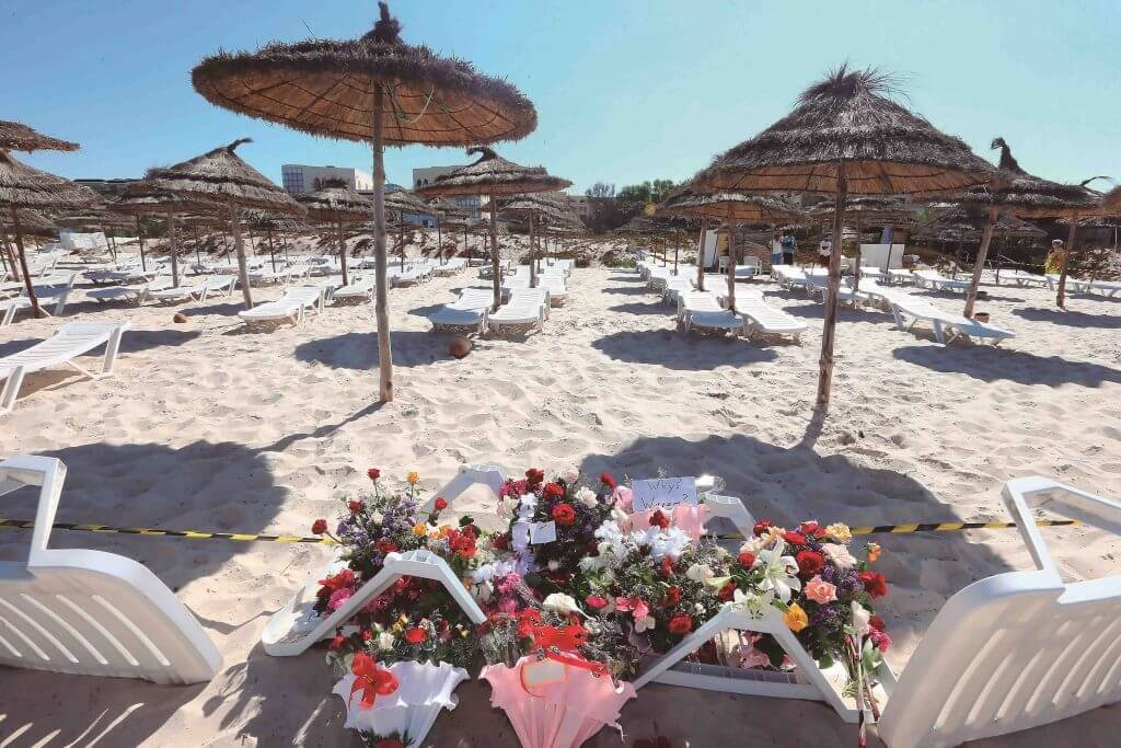 Flores en homenaje a los fallecidos en el ataque terrorista perpetrado por un asaltante que abrió fuego contra turistas en una playa frente al Hotel Imperial Marhaba Hotel en Al-Sousse, matando a 39 personas, incluyendo alemanes, británicos y belgas, e hiriendo a varios otros (Ci Guntherb/EFE, 27/06/2015). Foto: Cortesía AECID