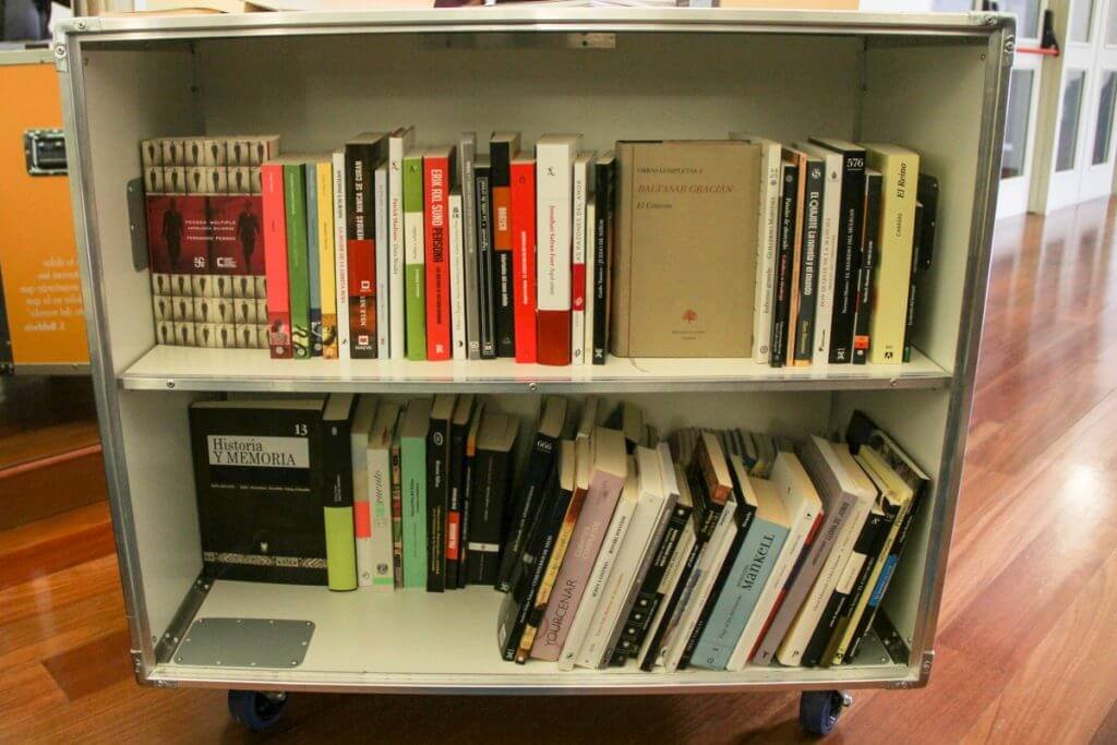 Los módulos que componen cada biblioteca se convierten en estantes para libros y mesas para las tablets y computadores. Foto Mateo Rueda