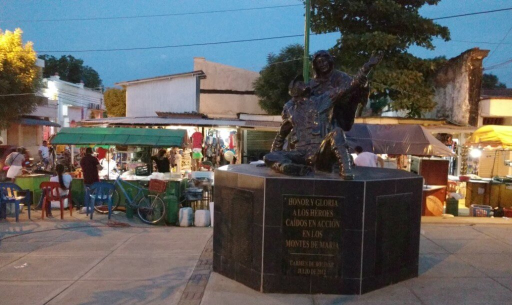 En Carmen de Bolívar, a unos cuantos pasos del lugar donde, en febrero de 2000, las Farc detonaron una bomba incendiaria que mató a tres niñas, se encuentra una escultura que ofrece un homenaje “a los héroes caídos en acción en los Montes de María”.