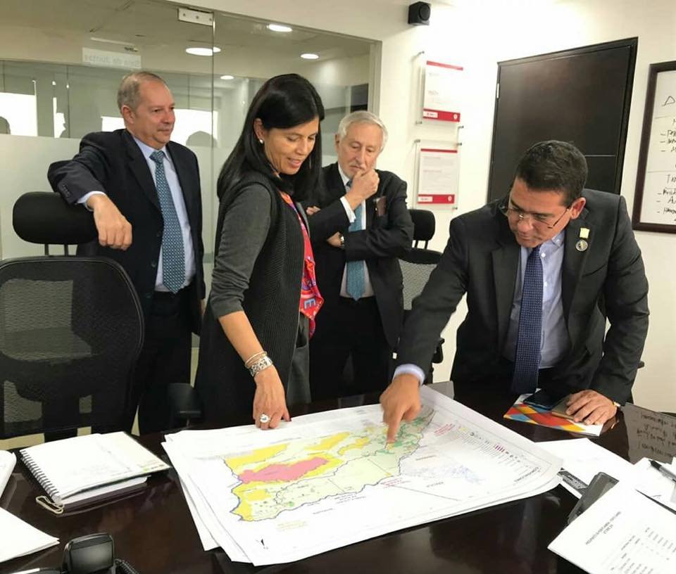 El representante Gustavo Londoño muestra un mapa del Vichada a Gloria Amparo Alonso, directora del Departamento Nacional de Planeación. El congresista promueve la construcción de la vía Puente Arimena-Puerto Carreño. Foto: Facebook Gustavo Londoñ