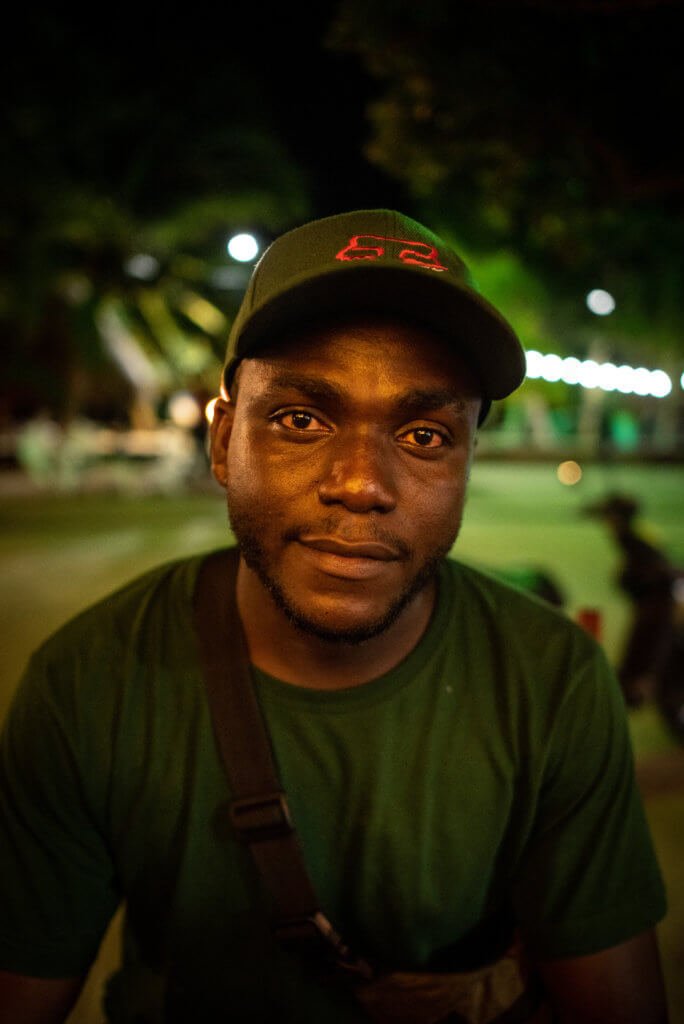 Agbanzo Ayite Edem, de 34 años, nació en Togo, un país de África occidental. En esta foto aparece retratado en Necoclí. Venía viajando desde Chile, donde trabajó un tiempo. En su paso por Colombia varios policías los extorsionaron al menos cuatro veces./ Pedro Anza- Cuartoscuro.com