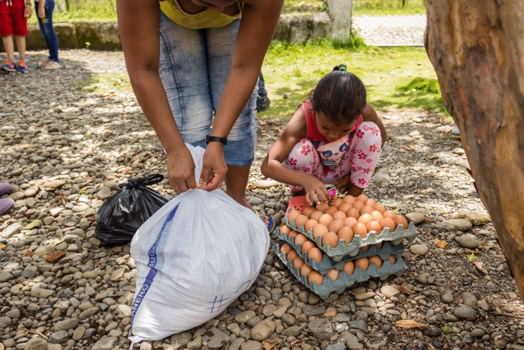 Semanas después de verse obligadas a salir de sus hogares, las familias víctimas de desplazamiento dependen de la ayuda humanitaria entregada en Juan José para subsistir. Imagen tomada en julio de 2019. Crédito Büncker