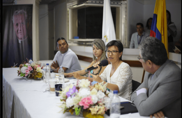 Al centro, la senadora Claudia López. Foto: Facebook-Claudia López