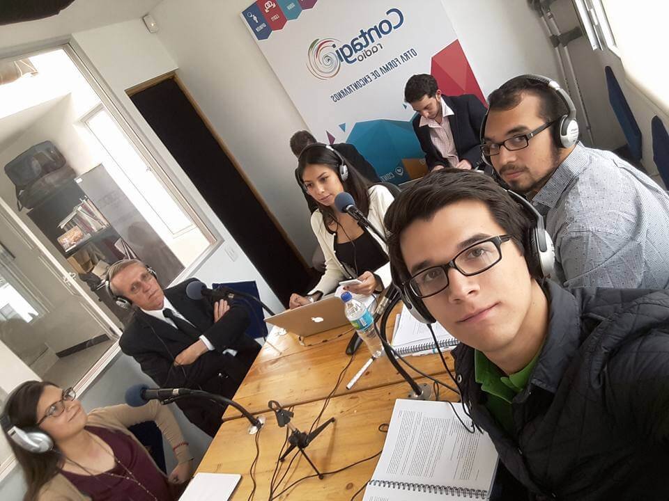 ‘Jóvenes Votamos No’ participando en un debate radial con defensores del Sí en el plebiscito como el senador Antonio Navarro Wolff. Foto tomada del Facebook de ‘Jóvenes Votamos No’.