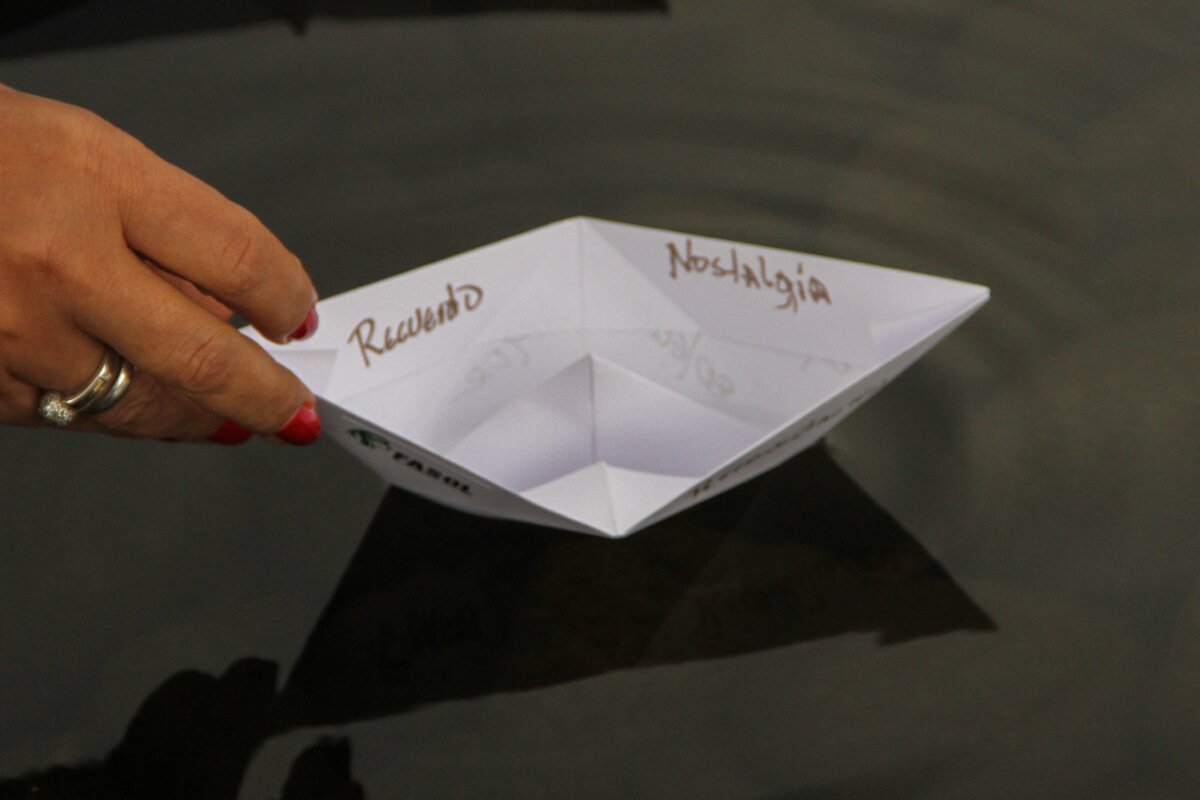 Los familiares de las víctimas escribieron mensajes en barcos de papel. Foto: Mateo Rueda
