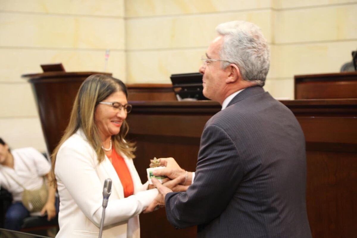 Álvaro Uribe y la viuda de Tirofijo, Sandra Ramírez. Foto: Twitter