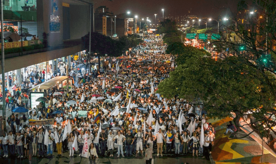 Manifestación en Medellín a favor de los Acuerdos de Paz en 2016 después del triunfo del ‘No’ en el plebiscito. La consigna de la jornada fue: ‘Antioquia no es Uribe’. | Foto: Twitter
