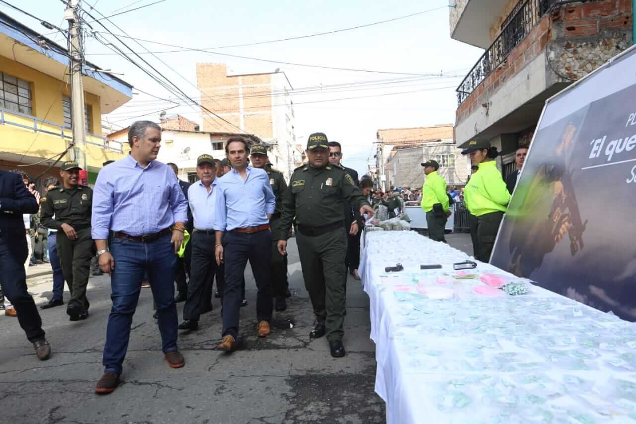 Iván Duque (presidente), Guillermo Botero (ministro de Defensa) y Federico Gutiérrez (alcalde de Medellín) en una operación antidrogas en Barrio Antioquia. Foto: Alcaldía de Medellín