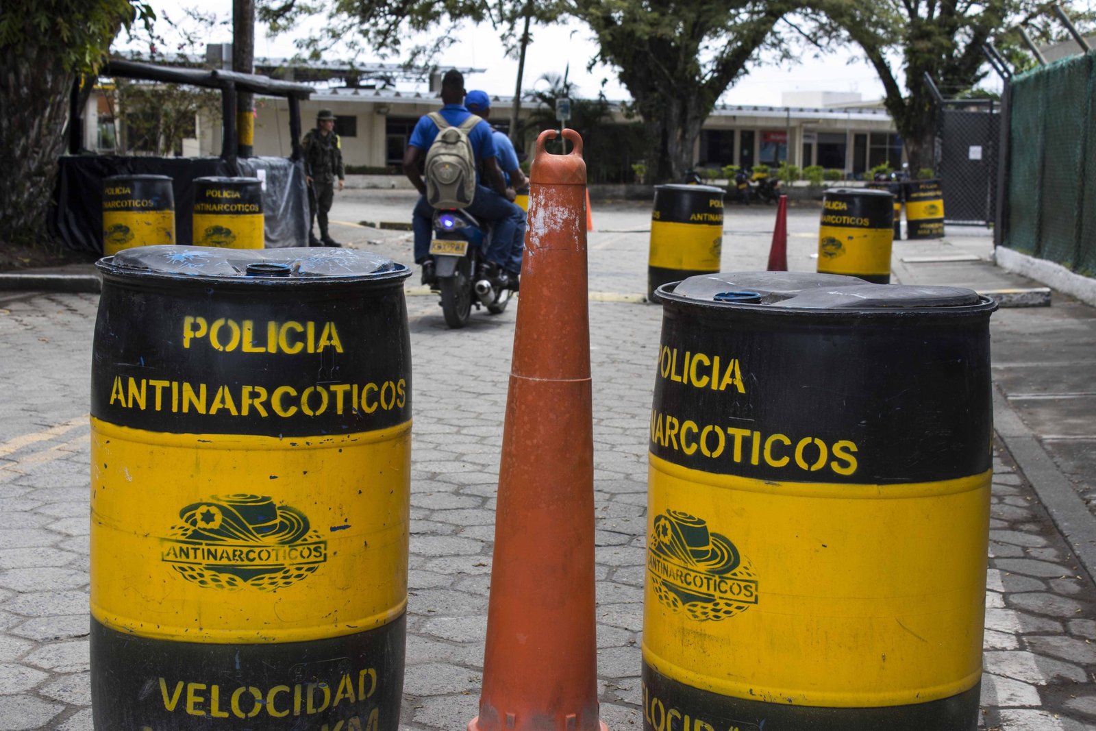 Retén de la Policía Antinarcótico cerca del aeropuerto de Tumaco. Foto: Aitor Sáez | ¡Pacifista!