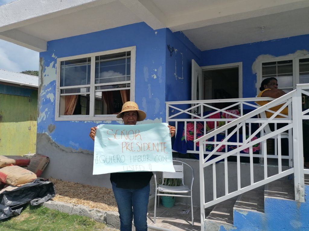 Una mujer de Providencia le pide audiencia al presidente Duque a través de una pancarta. Entre la comunidad reina la desesperación y el miedo por la llegada de la temporada de huracanes, entre junio y noviembre. Fotografía: La Liga Contra el Silencio.
