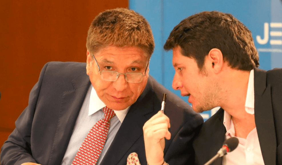 Sigifredo López y su hijo Lucas, en la JEP. Foto: JEP.
