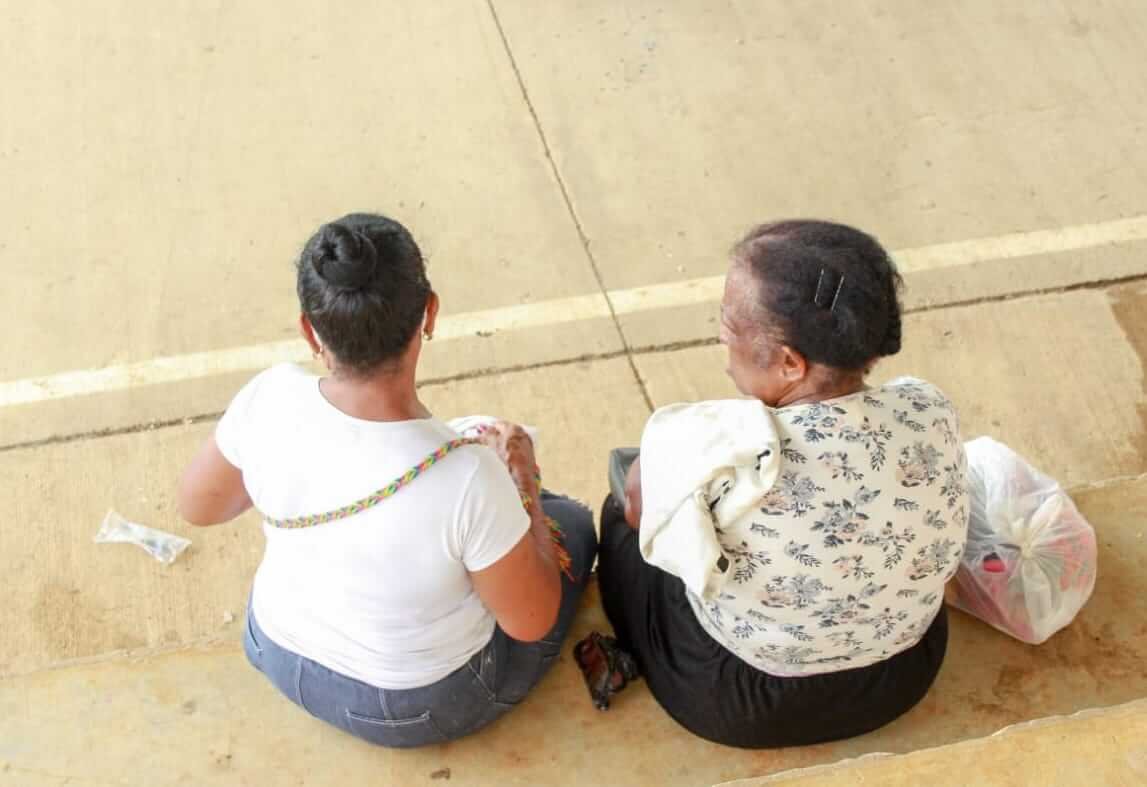Las familias desplazadas permanecen durante el día en una cancha cubierta y se alimentan mediante ollas comunitarias. En las noches deben refugiarse donde amigos y familiares. | Crédito: La Liga Contra el Silencio.