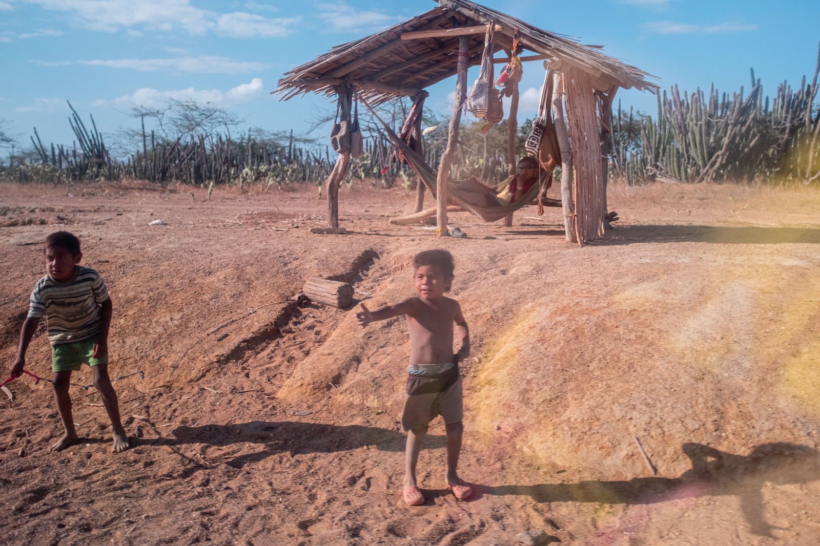 A la izquierda, niño “peaje humano” bajando la cuerda.