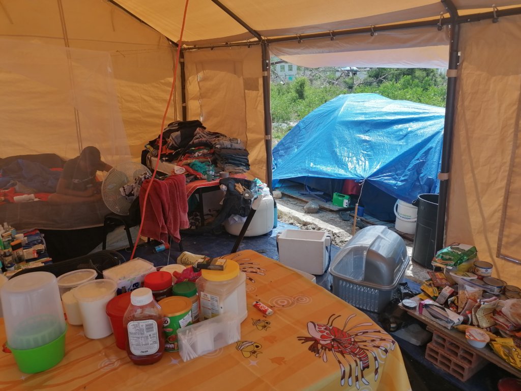 A cuatro meses del Iota las víctimas del huracán que se quedaron sin casa permanecen en carpas. Denuncian las afectaciones que sufren por la lluvia y el viento. Fotografía: La Liga Contra el Silencio.