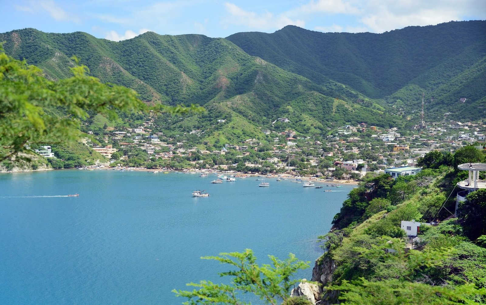 Panorámica de la turística bahía de Taganga. Imagen: La Liga Contra el Silencio.