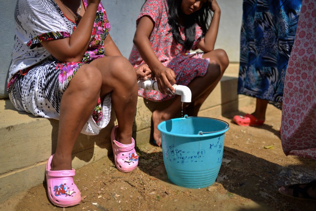La escasez de agua afecta a la población de La Guajira, especialmente a niños. En ese departamento, Postobón repartió su bebida experimental KUFU. Imagen tomada en abril de 2018. Crédito: Luis Ángel/DeJusticiaCrédito: Luis Ángel/DeJusticia