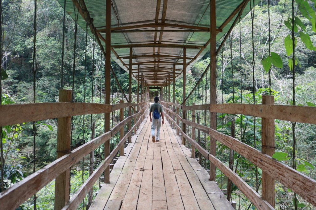 Foto 3: Este puente cruza el río San Pedro, frontera natural que separa a Florencia del municipio La Montañita. Crédito: César Rojas