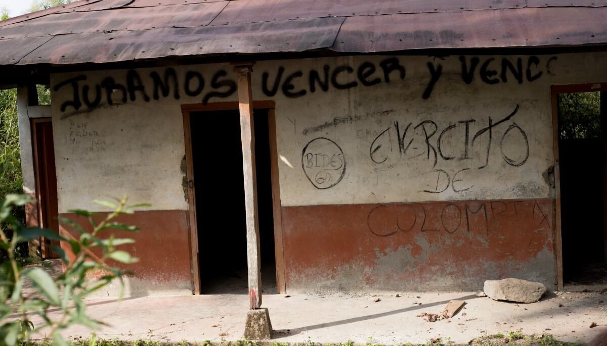Esta casa, a un costado del camino que cruza los sitios de desminado conocidos como Chiri 1 y Chiri 2 conserva los mensajes que han dejado escritos los hombres del frente 36 de las Farc, pero también los del Batallón de Desminado Humanitario del Ejército. Foto Samuel Tabares Adarve.