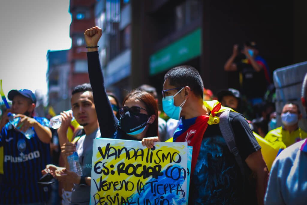 El primero de mayo, en el centro de Pereira, cientos de manifestantes con carteles y banderas se congregaron para conmemorar el Día del Trabajo y continuar con el paro nacional que inició el 28 de abril. Foto: Margarita Rojas / La Cola de Rata.