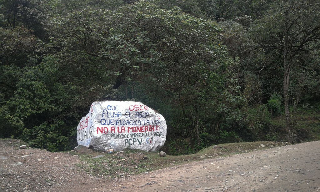Piedra pintada con mensajes contra la minería en el municipio de La Vega al costado de una carretera en Cauca. Fotografía tomada en octubre de 2019.Foto: Liga Contra el Silencio
