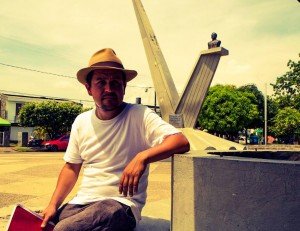 El director del documental, Diego Briceño, en la Plaza Camilo Torres 2011 (Barrancabermeja). Foto: cortesía de Diego Briceño.