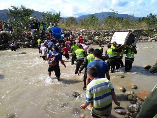 El río Táchira ha sido por décadas el lugar de cruce e intercambio de cientos de colombianos y venezolanos. Foto Policía Nacional.