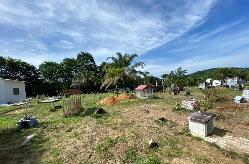 Cementerio del corregimiento de La Gabarra, en Tibú, donde han sido enterradas víctimas de la violencia en esa región. Años atrás fue por la arremetida paramilitar, financiada por el narcotráfico. Ahora, por la disputa territorial entre el ELN y Los Rastrojos. Crédito: La Liga Contra el Silencio.