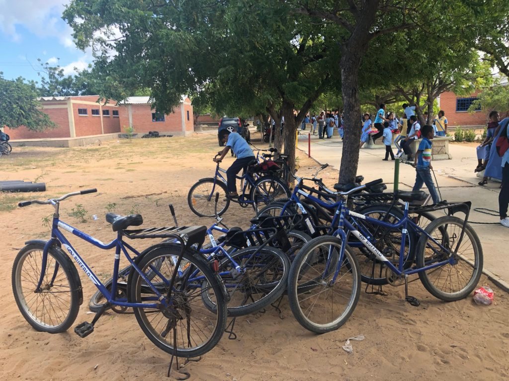 La bicicleta es el medio de transporte de cientos de estudiantes wayúu para llegar diariamente al internado Laachon. Crédito: Betty Martínez.