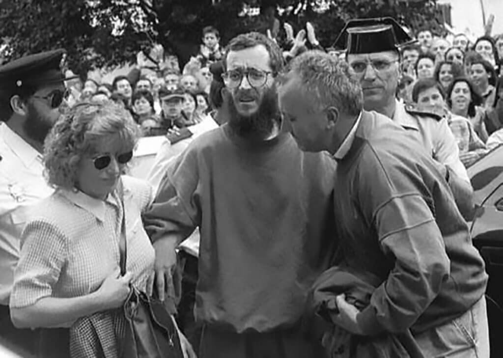 Llegada del funcionario de prisiones José Antonio Ortega Lara a su domicilio en Burgos tras ser liberado de un secuestro de 532 días a manos de ETA (Burgos, 01/07/1997). Foto de Toño Gallegos: Cortesía AECID