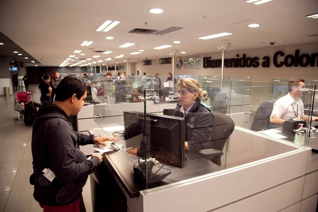 Nos están escaneando los ojos en los puestos de migración y no, eso no está bien