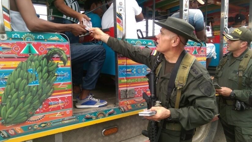 El propio director de la Policía Antinarcóticos, general José Ángel Mendoza, entrega volantes para que la comunidad delate a los miembros del Clan del Golfo. Foto: Policía