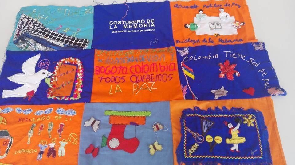 Estos son los “tejedores” que rodearon el Palacio de Justicia para recordar a las víctimas