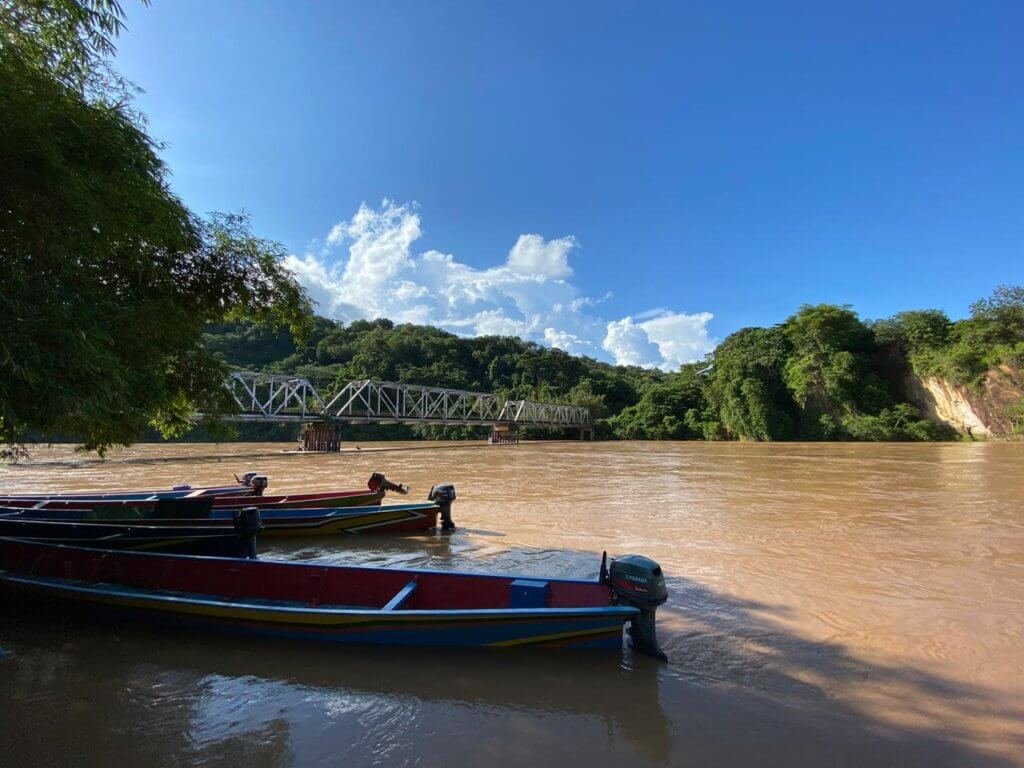El río Catatumbo es un punto estratégico en la frontera por donde suelen ingresar los precursores químicos desde Venezuela, para procesar la hoja de coca y la pasta base de cocaína en Colombia. Crédito: La Liga Contra el Silencio.