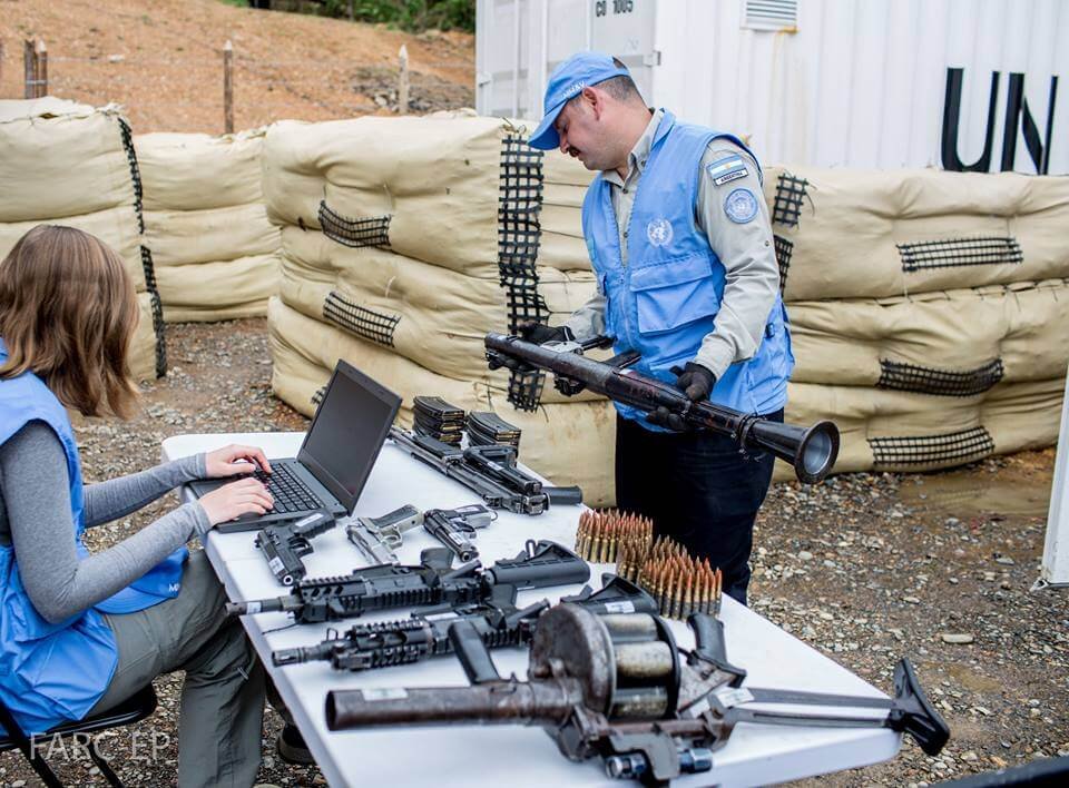 La Misión de la ONU verifica las armas entregadas por las Farc. Foto: Farc