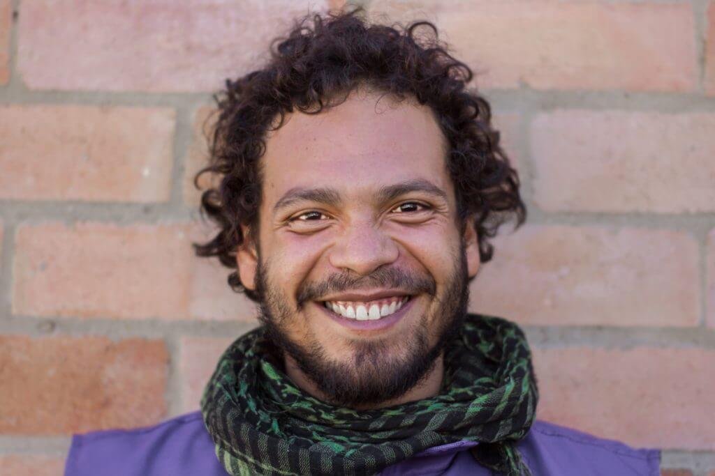 Julián hace parte del grupo de 20 bibliotecarios que irán a las zonas veredales de transición y normalización de la mano de las Bibliotecas Públicas Móviles. Foto Mateo Rueda