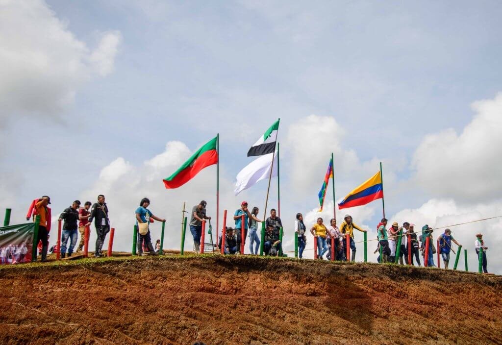 Las banderas representativas del Cric y Colombia. Fotógrafo: Juan Amarú Rodríguez.