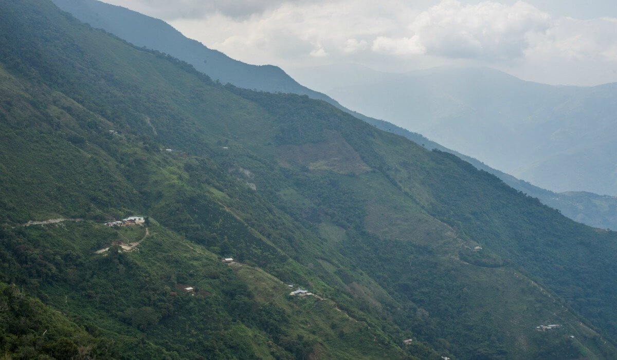 La vereda Orejón está conformada por varias casas desperdigadas en una montaña del occidente del municipio de Briceño, en el Norte de Antioquia. Esta es la vista de la parte central de la vereda, desde el Alto Capitán. Foto Samuel Tabares Adarve.