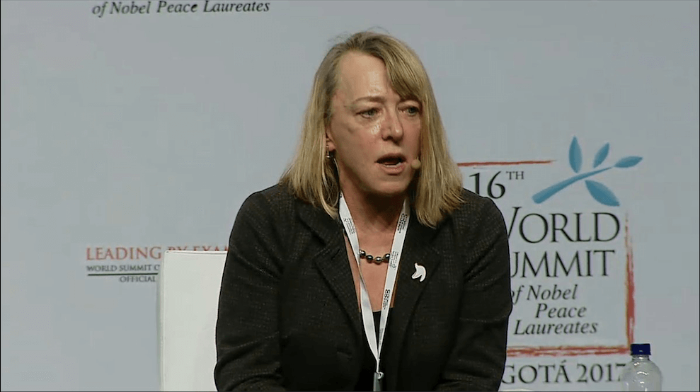 Jody Williams ganadora del Nobel de Paz en 1997. Foto vía @onucolombia