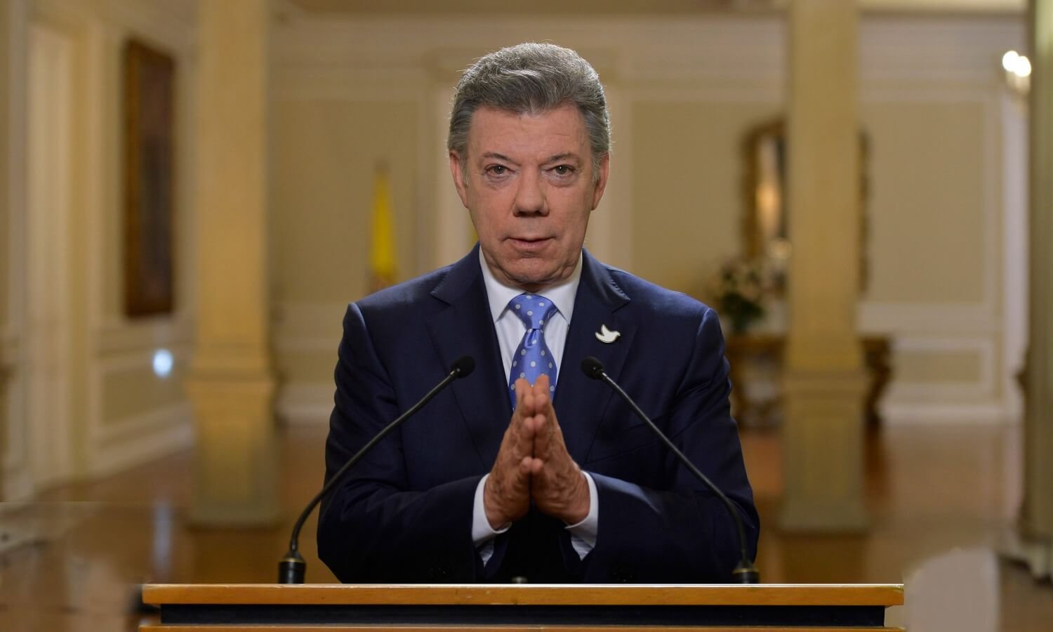Durante el acto de perdón, Santos les dijo a las víctimas que “no vamos a ahorrar ningún esfuerzo para encontrar” a los desaparecidos del Palacio. Foto: Presidencia de la República