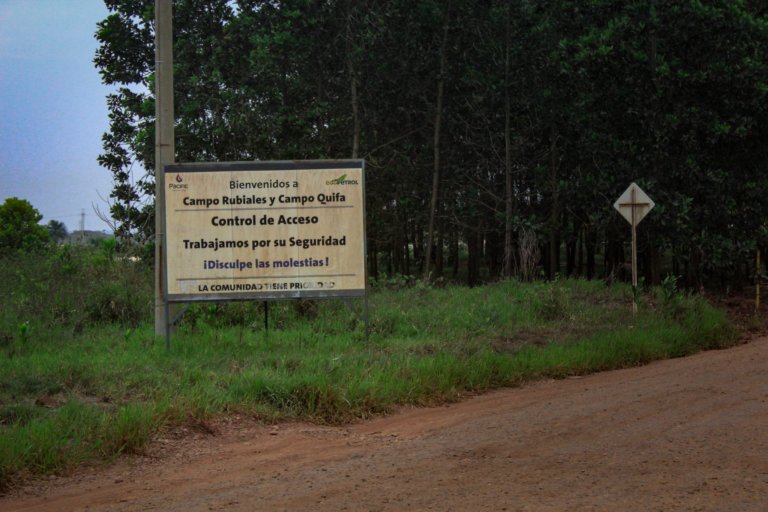 Entrada al campo rubiales en el meta. La empresa Pacific Rubiales dejó de operar en la zona en 2016. Ecopetrol adquirió las licencias de explotación de ese campo petrolero. | foto: Rutas del Conflicto .