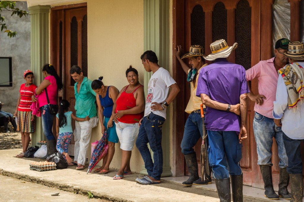 Cada sábado las familias víctimas de desplazamiento hacen fila en la parroquia católica de Juan José para recibir un mercado. Imagen tomada en julio de 2019. Crédito Büncker.