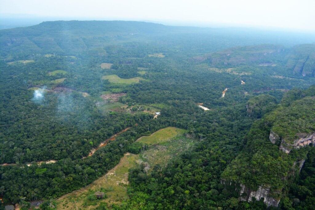 Incendios dentro de la Reserva Nacional Natural Nukak para ir creando lotes para monocultivos y ganadería. Foto: Fundación para la Conservación y el Desarrollo Sostenible.